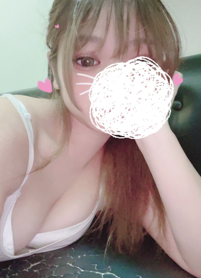 人気急上昇中のモアちゃん!!  身長は小柄ながらバストは 【Eカップ】それでスタ
