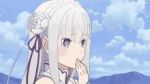 ほほ笑み隠す手