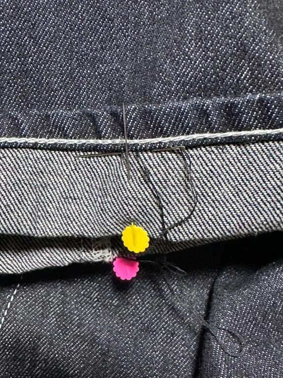 夜なべしてデニムの丈詰めしてる。